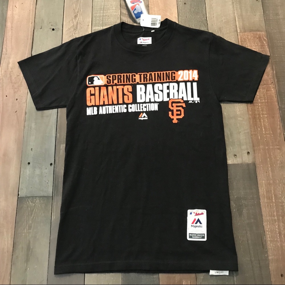 Men’s black shortsleeved tee
